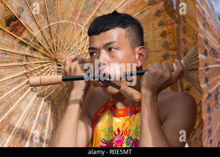 La ville de Phuket, Thaïlande, Octobre 07, 2016 : piercing extrême dévot street procession pendant le festival végétarien de la taoïste empereur neuf dieux dans Banque D'Images