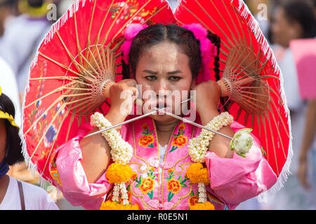 La ville de Phuket, Thaïlande, Octobre 07, 2016 : femelle dévot piercing extrême pendant la procession de la rue festival végétarien taoïste de l'Empereur 9 Banque D'Images