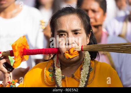 La ville de Phuket, Thaïlande, Octobre 07, 2016 : femelle dévot piercing extrême pendant la procession de la rue festival végétarien taoïste de l'Empereur 9 Banque D'Images