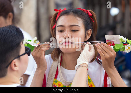 La ville de Phuket, Thaïlande, Octobre 07, 2016 : femelle dévot piercing extrême pendant la procession de la rue festival végétarien taoïste de l'Empereur 9 Banque D'Images