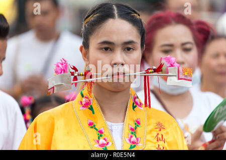 La ville de Phuket, Thaïlande, Octobre 07, 2016 : femelle dévot piercing extrême pendant la procession de la rue festival végétarien taoïste de l'Empereur 9 Banque D'Images