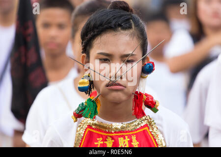 La ville de Phuket, Thaïlande, Octobre 07, 2016 : femelle dévot piercing extrême pendant la procession de la rue festival végétarien taoïste de l'Empereur 9 Banque D'Images