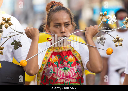 La ville de Phuket, Thaïlande, Octobre 07, 2016 : femelle dévot piercing extrême pendant la procession de la rue festival végétarien taoïste de l'Empereur 9 Banque D'Images