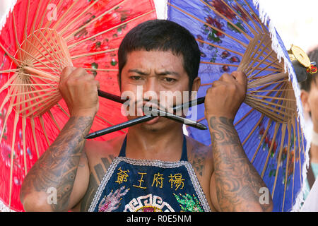 La ville de Phuket, Thaïlande, Octobre 07, 2016 : piercing extrême dévot street procession pendant le festival végétarien de la taoïste empereur neuf dieux dans Banque D'Images