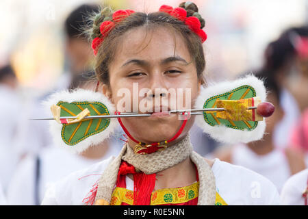 La ville de Phuket, Thaïlande, Octobre 07, 2016 : femelle dévot piercing extrême pendant la procession de la rue festival végétarien taoïste de l'Empereur 9 Banque D'Images