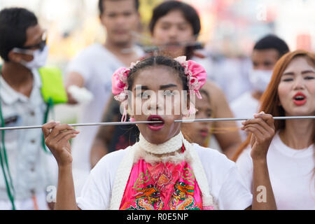 La ville de Phuket, Thaïlande, Octobre 07, 2016 : femelle dévot piercing extrême pendant la procession de la rue festival végétarien taoïste de l'Empereur 9 Banque D'Images