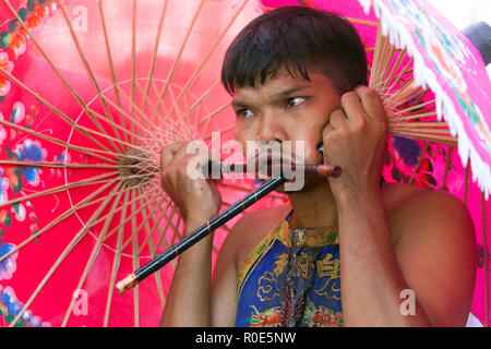 La ville de Phuket, Thaïlande, Octobre 07, 2016 : piercing extrême dévot street procession pendant le festival végétarien de la taoïste empereur neuf dieux dans Banque D'Images