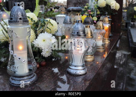 Toussaint. Des bougies sur pierre tombale dans le vieux cimetière. Banque D'Images