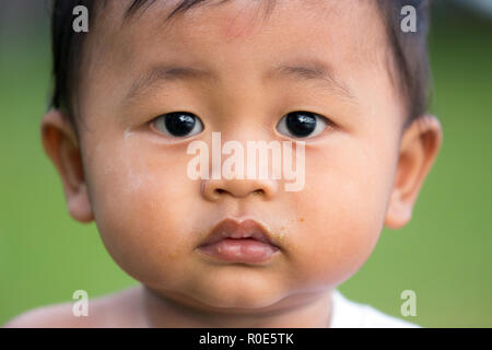 La ville de Phuket, Thaïlande, Octobre 05, 2016 : Fermer portrait d'un petit garçon chinois au cours de la Vegetarian festival dans la ville de Phuket, Thailand, Thaïlande . Banque D'Images