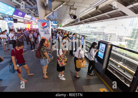 BANGKOK, THAÏLANDE, le 03 octobre 2016 : mise en file d'attente des passagers pour le BTS transport urbain de train à Bangkok, Thaïlande Banque D'Images