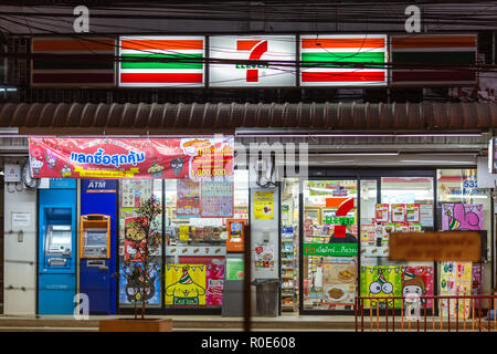 BANGKOK, THAÏLANDE, le 15 janvier 2016 : Allumé sept onze pratique avec distributeurs automatiques le long de la rue Sukhumvit Thong Lor dans le district de Banque D'Images