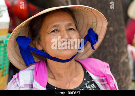 SAIGON, Vietnam, Février 26, 2015 : Portrait of a senior woman wearing vendeur Chapeau conique traditionnel dans les rues de Saigon (Ho Chi Minh), Vietnam Banque D'Images