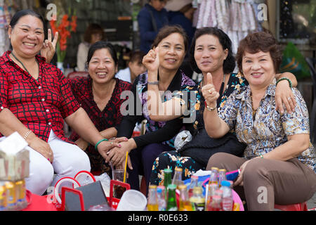 HO CHI MINH Ville, Vietnam, 26 février 2015 : un groupe de vendeurs de légumes est facile de poser dans la rue du quartier chinois de Ho Chi Minh Ville, (Saig Banque D'Images