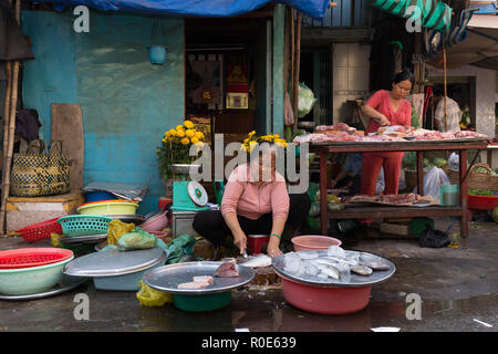 HO CHI MINH Ville, Vietnam, 26 février 2015 : une famille est la vente de légumes et poissons dans la rue au marché Binh Tay Cho dans le Chinatown d Banque D'Images