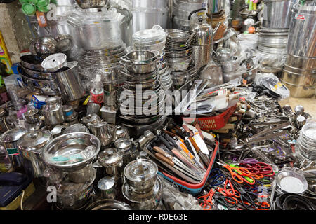 Des ustensiles de cuisine Boutique asiatique dans le marché Binh Tay Cho, Saigon, Vietnam Banque D'Images