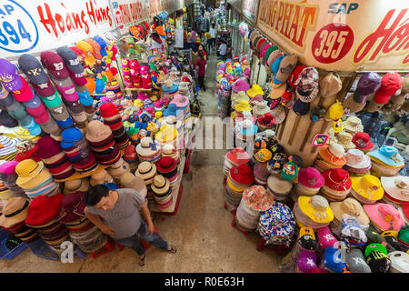 HO CHI MINH Ville, Vietnam, 26 février 2015 : Hat ministère dans l'ancien marché traditionnel de Cho dans le Binh Tay Chinatown district de Ho Chi Minh Banque D'Images