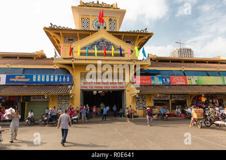 HO CHI MINH Ville, Vietnam, 26 février 2015 : l'entrée principale, l'ancien marché traditionnel de Cho dans le Binh Tay Quartier chinois de Ho Chi Minh Vil Banque D'Images