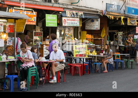 BANGKOK, THAÏLANDE, le 16 février 2015 : Certains clients sont assis à la table de restaurant dans la Sukhumvit Soi 38, célèbre place de l'alimentation de rue dans le Banque D'Images