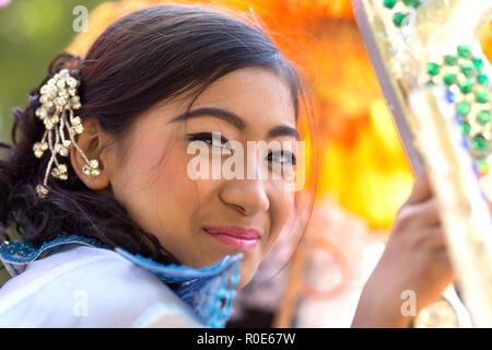 BAGAN, Myanmar, le 22 janvier 2015 : Portrait d'une belle femme birmane en costume traditionnel et un miroir pour une célébration bouddhiste religieux à Bagan, Banque D'Images