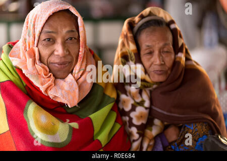 BAGAN, Myanmar, le 21 janvier 2015 : Portrait of a mature et d'un des femmes birmanes sur le pont du bateau allant de Mandalay à Bagan au Myanmar (Birmanie). Banque D'Images