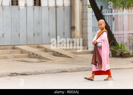 MANDALAY, Myanmar, 17 janvier, 2015 : un jeune nonnes bouddhistes est de marcher dans les rues de Mandalay, Myanmar (Birmanie). Banque D'Images