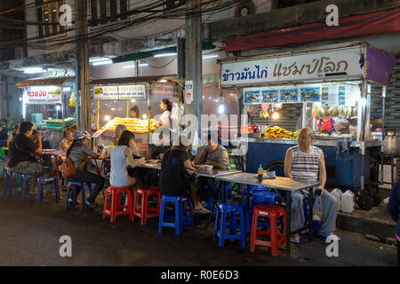 BANGKOK, THAÏLANDE, le 16 février 2015 : Certains clients sont assis à la table de restaurant dans la Sukhumvit Soi 38, célèbre place de l'alimentation de rue dans le Banque D'Images