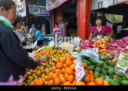 CHIANG MAI, Thaïlande, décembre 30, 2015 fruits et légumes : Les vendeurs sur le marché Pratu Talat à la porte sud de Chiang Mai, Thaïlande Banque D'Images