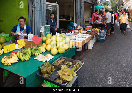 CHIANG MAI, Thaïlande, décembre 30, 2015 fruits et légumes : Les vendeurs sur le marché Pratu Talat à la porte sud de Chiang Mai, Thaïlande Banque D'Images