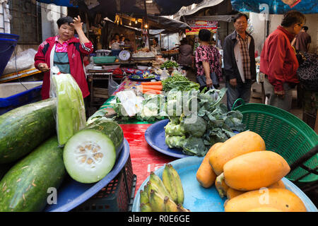 CHIANG MAI, Thaïlande, décembre 30, 2015 fruits et légumes : Les vendeurs sur le marché Pratu Talat à la porte sud de Chiang Mai, Thaïlande Banque D'Images