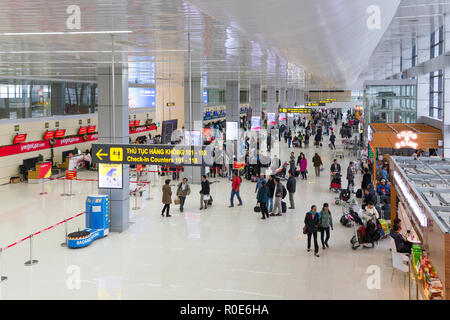 HANOI, Vietnam, 21 décembre 2014 : Grande vue sur l'aéroport international de NoiBai et les passagers en attente aux comptoirs d'air Vietjet Banque D'Images