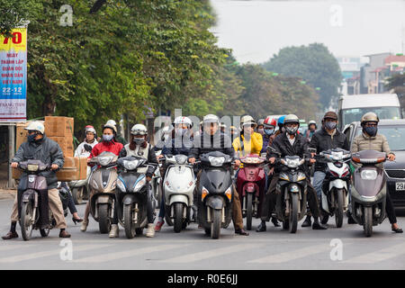 HANOI, Vietnam, 15 décembre 2014 : mur avant de personnes en attente au feu de circulation sur leur moto à Hanoi, Vietnam Banque D'Images