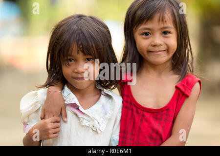 EL NIDO, PHILIPPINES, le 11 janvier 2014 : Portrait de deux petites filles philippines dans un village près de El Nido, Philippines. Banque D'Images