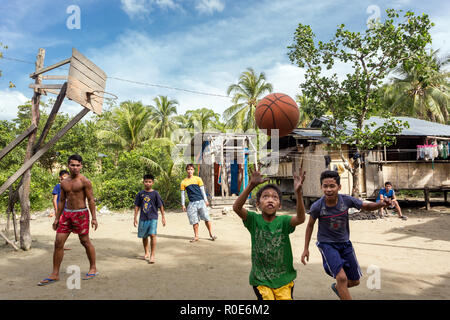 El Nido, PHILIPPINES - jan 11 : Les enfants et les adolescents sont jouer au basket-ball dans un petit village pauvre et le 11 janvier 2014 à El Nido, l'île de Palawan, P Banque D'Images