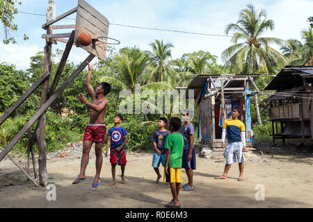 El Nido, PHILIPPINES - jan 11 : Les enfants et les adolescents sont jouer au basket-ball dans un petit village pauvre et le 11 janvier 2014 à El Nido, l'île de Palawan, P Banque D'Images