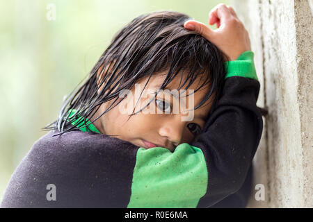 BANAUE, PHILIPPINES, le 04 décembre : Une petite fille Philippine non identifiés pose sous la pluie dans le village de Banaue, au nord de Luçon, Phi Banque D'Images