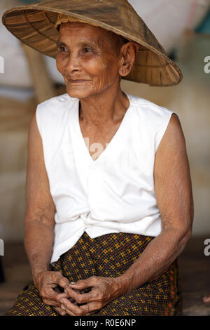 SIEM REAP, Cambodge, Décembre 04 : fermer portrait d'une vieille femme cambodgienne dans un petit village pauvre et près de Siem Reap, Cambodge sur Décembre 04, 2012 Banque D'Images