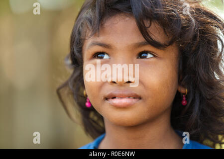 SIEM REAP, Cambodge, décembre 04, 2012 : petite fille cambodgienne portrait dans un village près de Siem Reap, au Cambodge. Banque D'Images