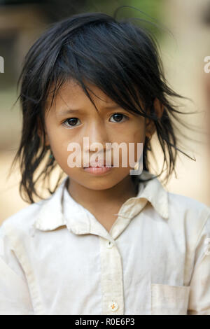 SIEM REAP, Cambodge, Décembre 04 : petite fille cambodgienne fermer portrait dans un village près de Siem Reap, Cambodge sur Décembre 04, 2012 Banque D'Images