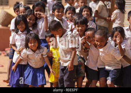 SIEM REAP, Cambodge, Décembre 04 : étudiants cambodgiens posent en face de l'école dans un village près de Siem Reap, Cambodge sur Décembre 04, 2012 Banque D'Images