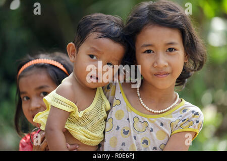 SIEM REAP, Cambodge, décembre 04:Cambodian little girl holding sa jeune sœur, Siem Reap, Cambodge, 04 Décembre 2012 Banque D'Images