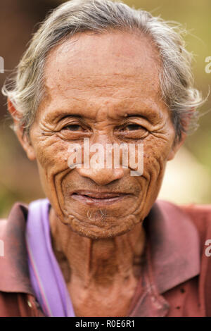 UMPHANG, Thaïlande, le 30 novembre : fermer portrait d'une vieille tribu Karen l'homme, l'origine ethnique Thai, près du village d'Umphang, nord de la Thaïlande en Novembre Banque D'Images