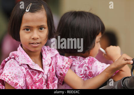 SATUN, THAILANDE, LE 09 DÉCEMBRE 2011 : Portrait de petite fille thaïlandaise dans un orphelinat à l'école sociale, Satun, Thailande Banque D'Images