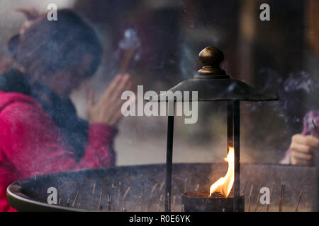 NARA, Japon, le 18 novembre : une japonaise est priant au Temple Todai-ji à Nara près de Kyoto le 18 novembre 2011 .profondeur de champ photo wit Banque D'Images