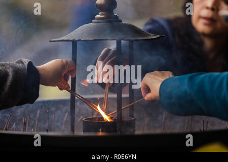 NARA, Japon, le 18 novembre 2011 : Les Japonais sont d'allumer quelques bâtons d'encens pour prier au Temple Todai-ji à Nara, près de Kyoto, au Japon. Shallow Banque D'Images