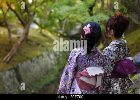 Le protocole de Kyoto, Japon, le 16 novembre : deux Japonais, les femmes jouissent de l'automne des couleurs dans un jardin de temple, vêtu de vêtements traditionnels Geisha à Kyoto, au Japon, sur Banque D'Images