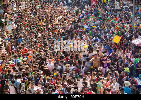 BANGKOK - 15 avril : foule de personnes dansant et jetant de l'eau au cours de la nouvelle année Songkran Festival, 15 avril 2011, Silom, Bangkok, Thaïlande. Banque D'Images