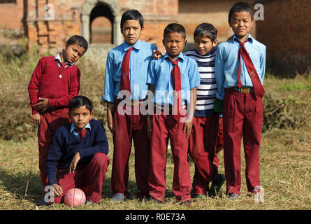 BHAKTAPUR, NÉPAL, 24 novembre : enfants népalais amateur soccer team sous les rayons du soleil dans la ville de Bhaktapur, au Népal le 24 novembre 2010 Banque D'Images