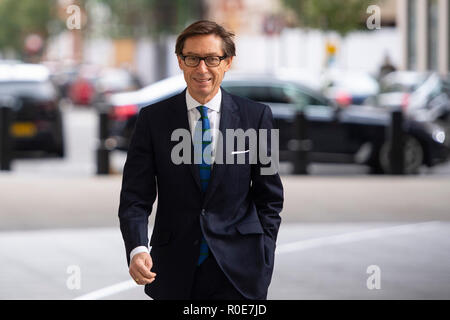 L'ambassadeur allemand au Royaume-Uni, Peter Wittig, arrive à la BBC à Londres pour apparaître sur l'Andrew Marr show. Banque D'Images