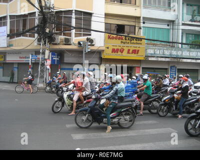 Scooter Saigon - Trafic routier occupé avec beaucoup de motos et de scooter, Ho Chi Minh City, Vietnam Banque D'Images