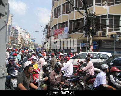 Scooter Saigon - Trafic routier occupé avec beaucoup de motos et de scooter, Ho Chi Minh City, Vietnam Banque D'Images